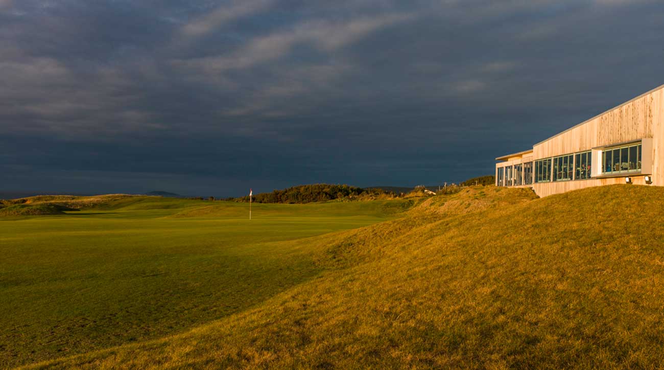 No. 18 at Cabot Links runs up to the modern, minimalist clubhouse.